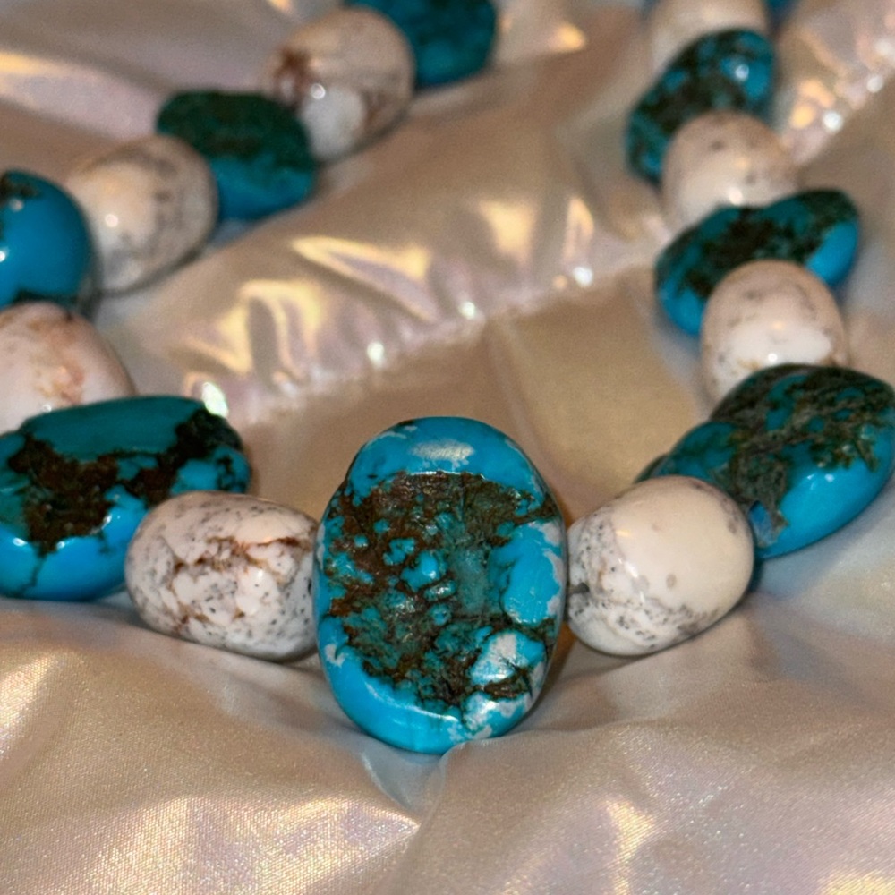 Genuine Turquoise and White Howlite Vintage Beaded Necklace - Picture 6 of 9